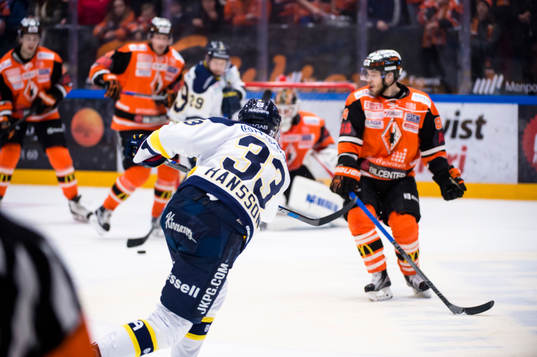 s Niklas Hansson sjuder ett skott