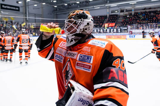 Karlskronas målvakt Johan Holmqvist dricker vatten