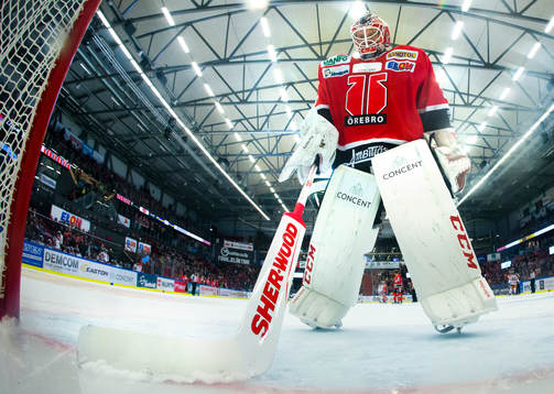 Örebros målvakt Henrik Lundberg deppar