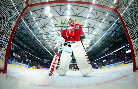Örebros målvakt Henrik Lundberg deppar