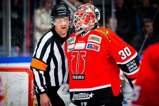 Domare Mikael Nord och Örebros målvakt Henrik Lundberg