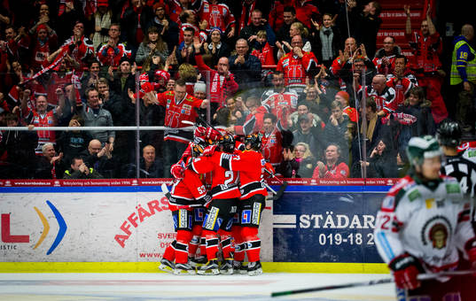 Örebros Ville Viitaluoma gör 2-2 och jublar