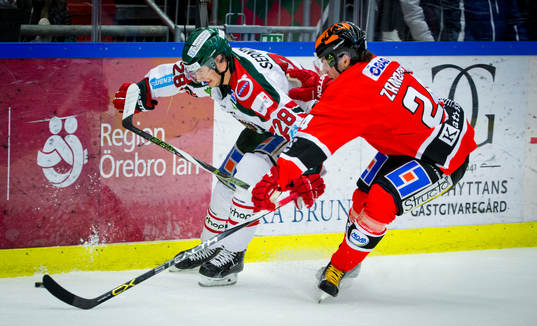 Frölundas Johan Sundström och Örebros Petr Zamorsky