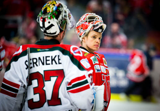Frölundas målvakt Johan Gustafsson och Örebros målvakt