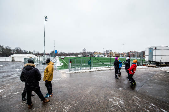 Åskådare väntar i snöovädret