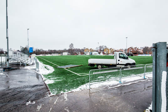 Konstgräsplanen görs iordning och skottas från snö