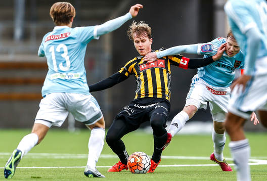 Häckens Rasmus Schüller försöker ta sig förbi