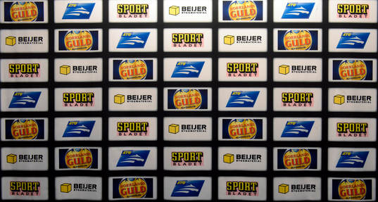 SHL sponsorers logotyper på en vägg