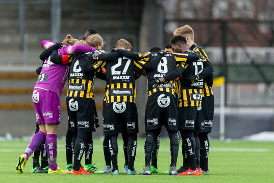 Häcken samlade innan avspark i en fotbollsmatch i Svenska