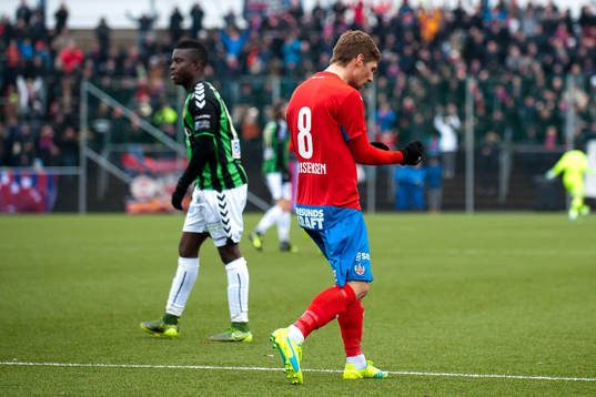 Helsingborgs Martin Christensen jublar medan GAIS spelare