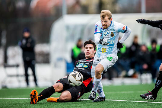 Gefles Jonas Lantto och Trollhättans Kenan Mehovic