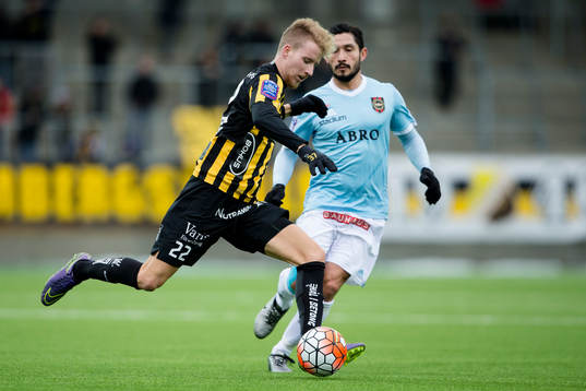 Häckens Samuel Gustafson före Brommapojkarnas Pablo