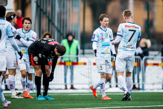 Gefles Johan Bertilsson har gjort 0-1 och jublar med