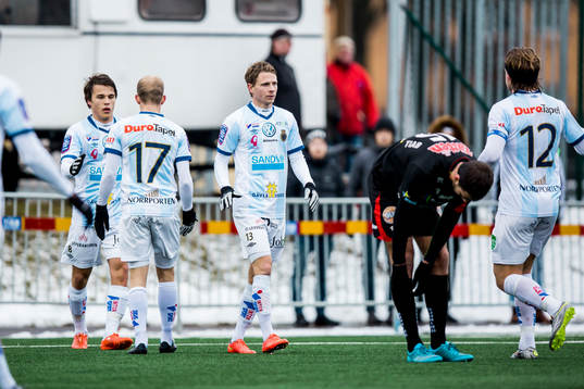 Gefles Johan Bertilsson har gjort 0-1 och jublar med