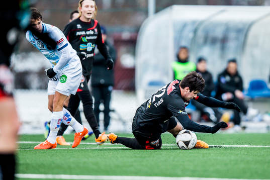 Trollhättans Kenan Mehovic tacklas av Gefles Simon Skrabb