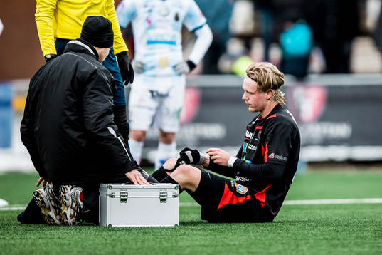 Trollhättans Fredrik Sundström får behandling för skada