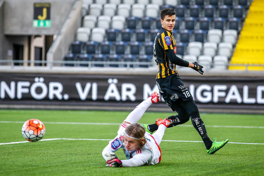 Brommapojkarnas målvakt Viktor Göranzon räddar skott
