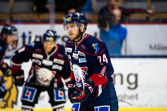 Linköpings Fredric Andersson värmer upp