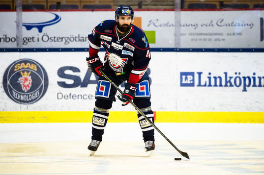 Linköpings Daniel Rahimi värmer upp