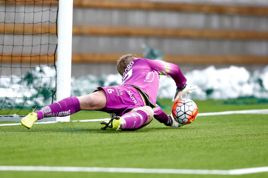 Häckens målvakt Peter Abrahamsson räddar straffspark