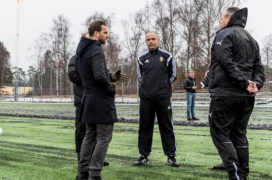 Domare Robert Daradic besiktigar planen före