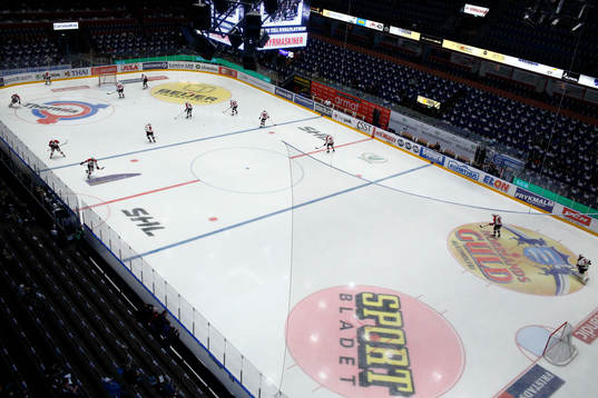 Vy över isen med teckningscirklar i Löfbergs Arenaunder