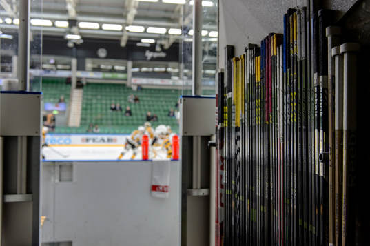 Klubbor mot en vägg