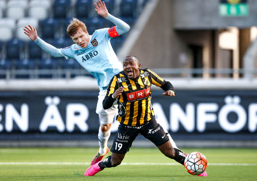 HäckensJohn Owoeri faller i straffområdet
