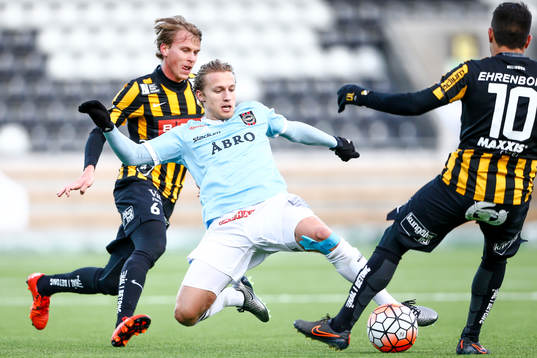 Brommapojkarnas Daniel Stensson i en kamp  mot Häckens