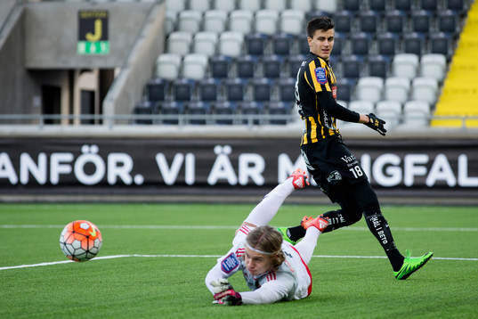 Brommapojkarnas målvakt Viktor Göranzon räddar ett skott