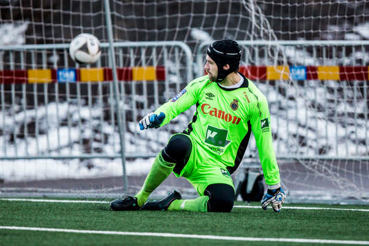 Gefles målvakt Emil Hedvall ser bollen gå in till 2-1