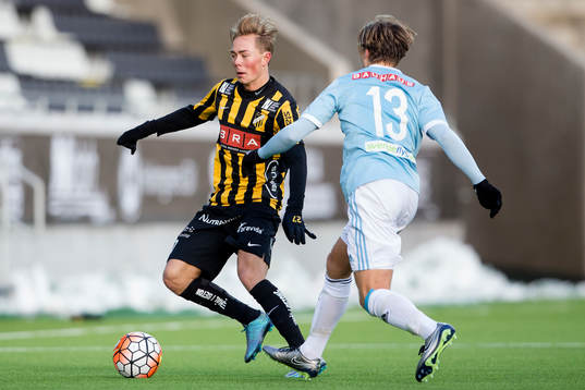 Häckens Joel Andersson mot Brommapojkarnas Daniel Stensson