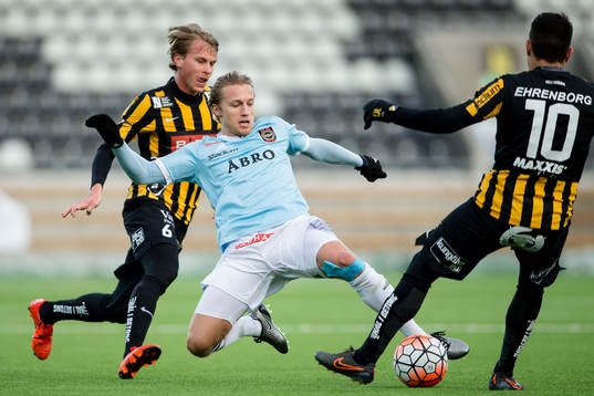 Brommapojkarnas Daniel Stensson vinner boll mot Häckens