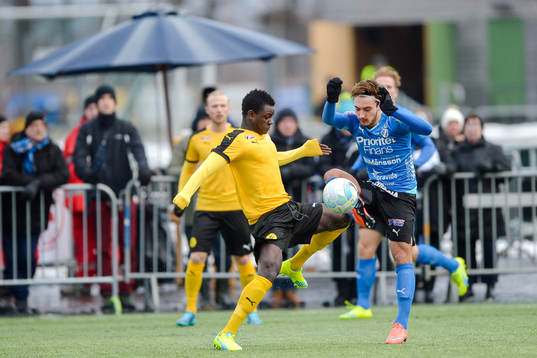 Frejs Abu Bakarr Suma och Halmstads Sead Haksabanovic