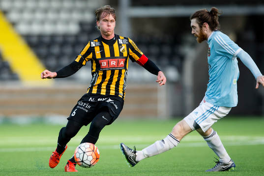 Häckens Rasmus Schüller slår ett pass förbi