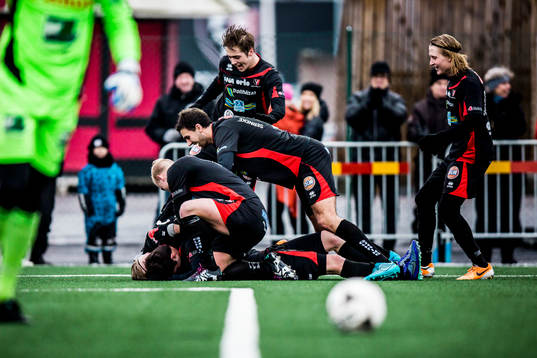 Trollhättans Fredrik Sundström har gjort 1-1 och