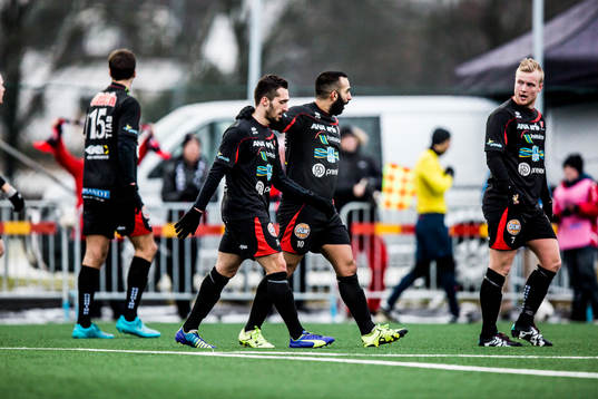 Trollhättans Fredrik Sundström har gjort 1-1 och