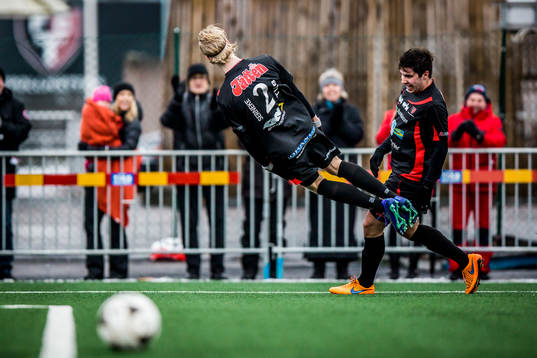 Trollhättans Fredrik Sundström (nr2) har gjort 1-1 och