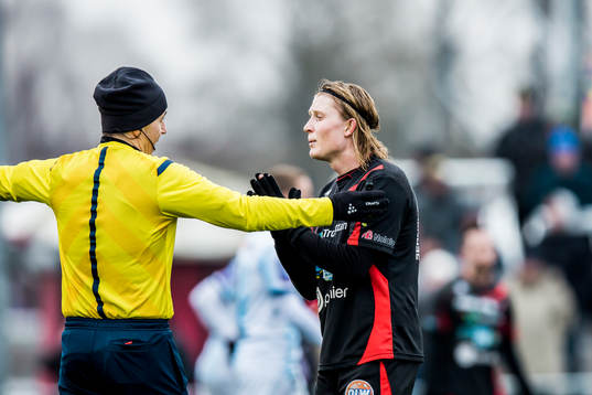 Trollhättans Oscar Ehner pratar med domare Bojan Pandzic