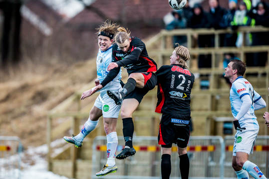 Trollhättans Krister Andersson i nickduell med Gefles