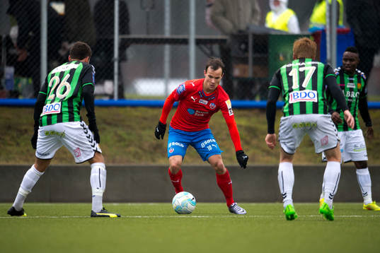 Helsingborgs Anton Wede mellan GAIS Malkolm Moenza och Dan