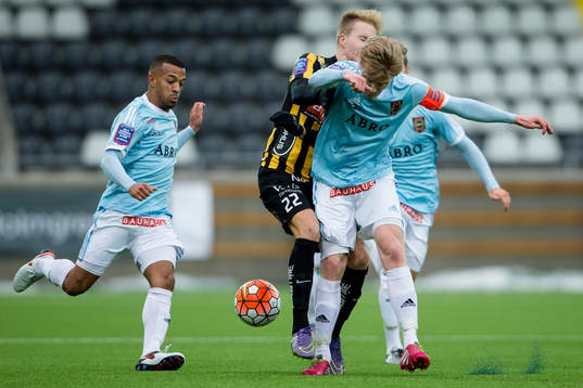 Häckens Samuel Gustafson tappar boll mot Brommapojkarnas