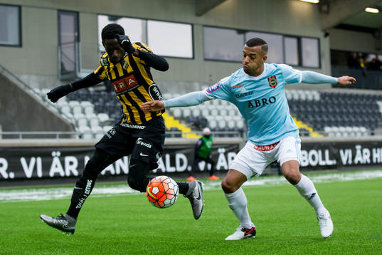 Häckens Demba Savage mot Brommapojkarnas Joel Qviberg