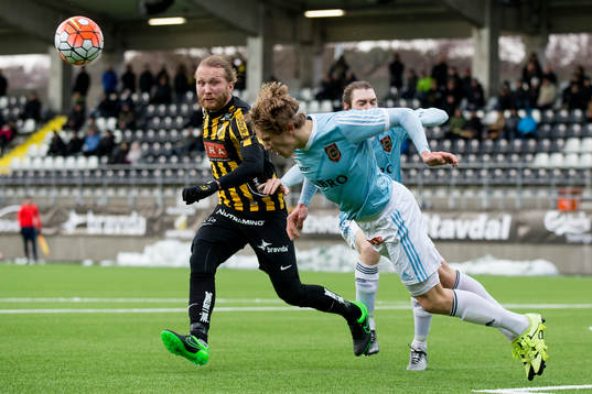 Brommapojkarnas Viktor Gyökers nickar undan bollen före