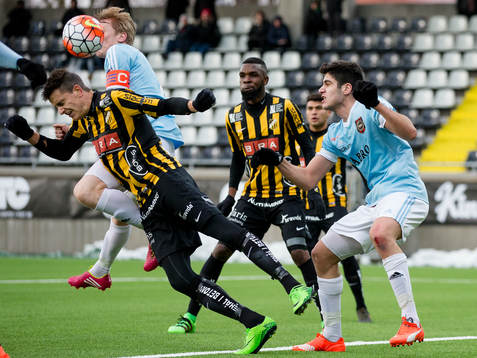 Häckens Alexander Jeremejeff får en tryckare i ryggen av