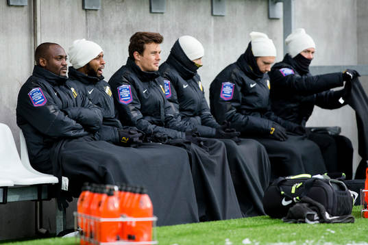 Häckens bänk fr.v. John Owoeri, René Makondele, Niels