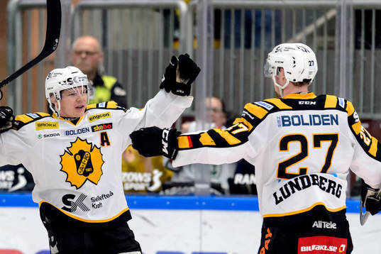 Skellefteås Mattias Ritola och Patrik Zackrisson jublar