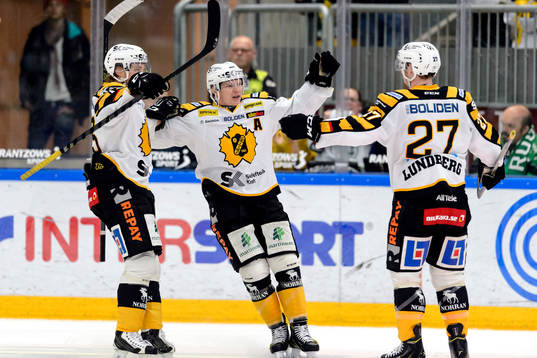 Skellefteås Mattias Ritola och Patrik Zackrisson jublar