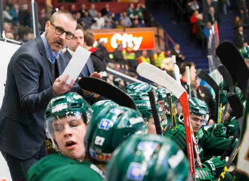 Färjestads tränare Tommy Samuelsson coachar i båset
