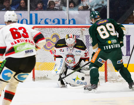 Färjestads Antti Tyrväinenoraoar framför Malmö Redhawks